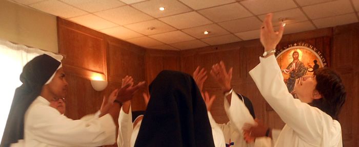 Trinitarias danzando en la capilla de Cerforid